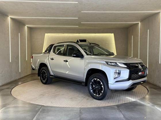 MITSUBISHI L200 TRITON 2.4 16V TURBO DIESEL SPORT HPE CD 4P 4X4 AUTOMÁTICO MITSUBISHI L200 TRITON 2.4 16V TURBO DIESEL SPORT HPE CD 4P 4X4 AUTOMÁTICO